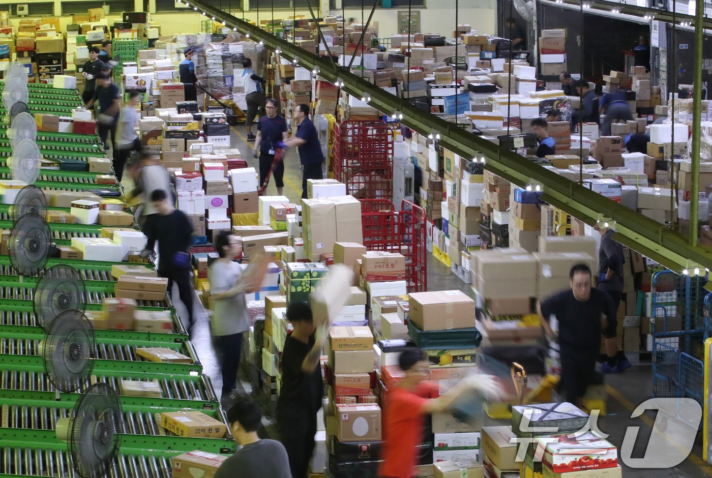 본문 이미지 - 추석 명절을 앞둔 10일 오전 서울 광진구 동서울우편물류센터에서 직원들이 택배 분류 작업으로 구슬땀을 흘리고 있다. 2024.9.10/뉴스1 ⓒ News1 오대일 기자