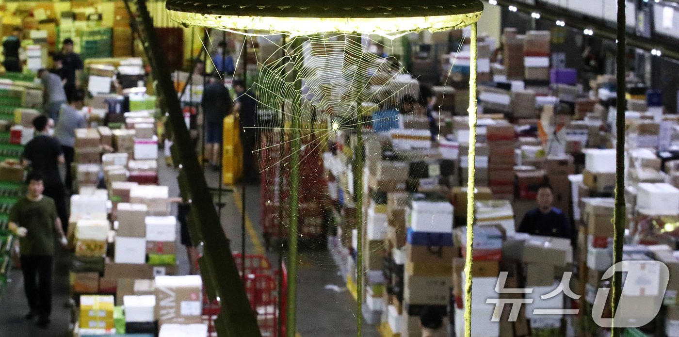 본문 이미지 - 추석 명절을 앞둔 10일 오전 서울 광진구 동서울우편물류센터에서 직원들이 택배 분류 작업으로 구슬땀을 흘리고 있다. 2024.9.10/뉴스1 ⓒ News1 오대일 기자