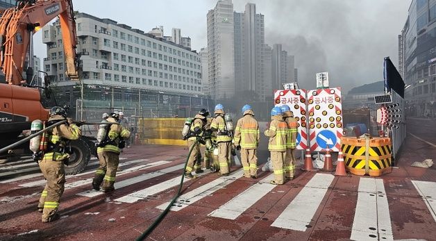 시흥 목감역 화재 진압 중인 소방