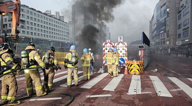 시흥 목감역 화재 진압 나선 소방대원들