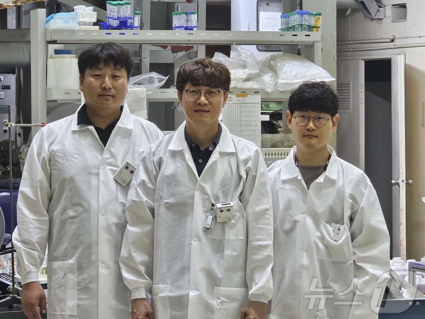본문 이미지 - 한국원자력연구원 방사성폐기물 총괄관리실 오맹교 박사(왼쪽부터), 은희철 실장, 정준영 박사가 기념촬영을 하고 있다.(원자력연 제공)/뉴스1
