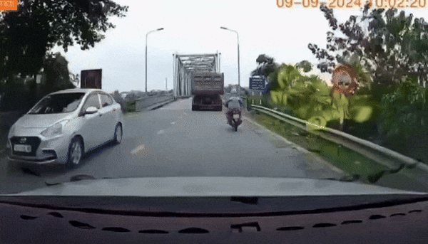 본문 이미지 - 제11호 태풍 야기로 인해 베트남 북부 푸토성의 한 교량이 붕괴됐다. <출처=소셜미디어 엑스>