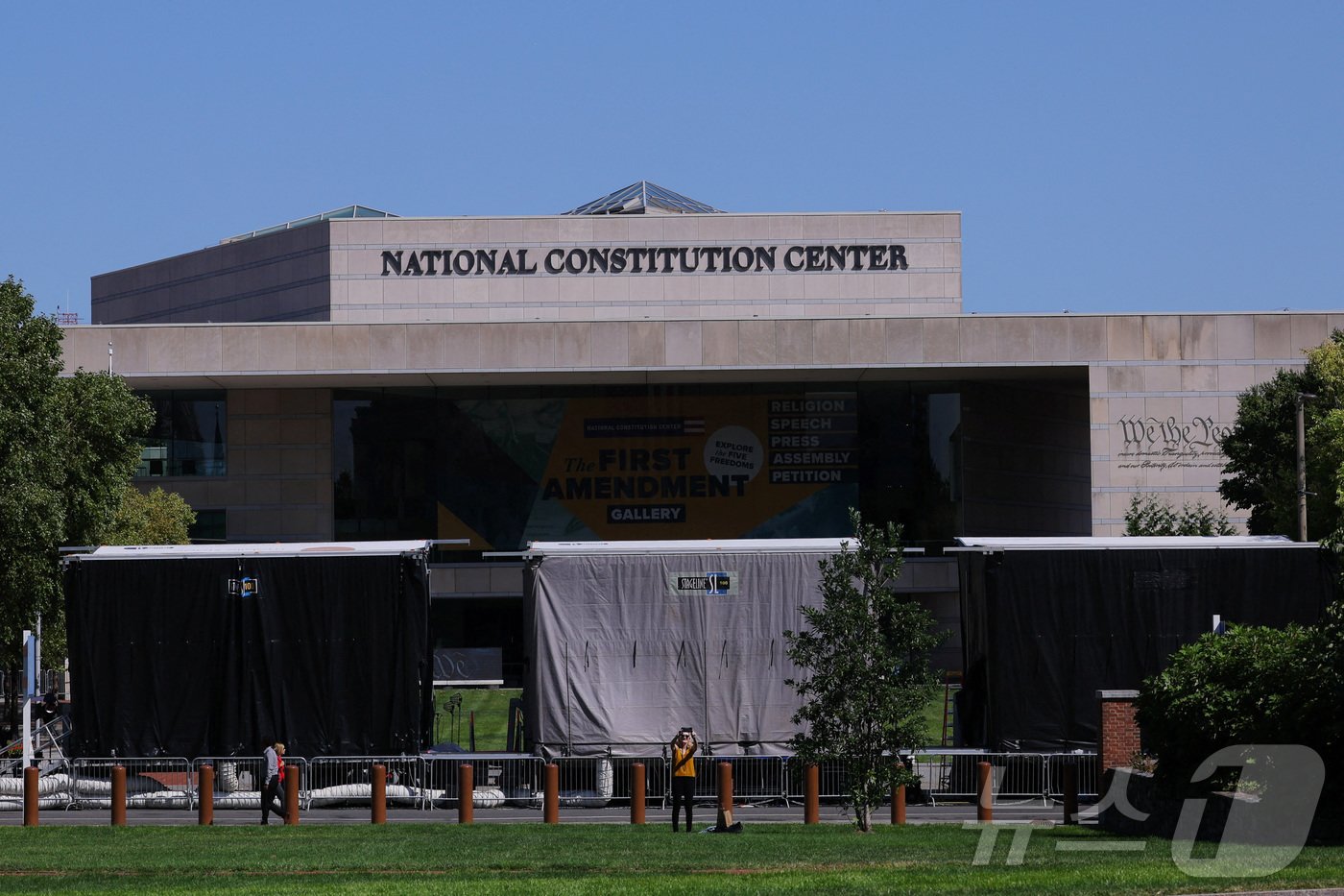 본문 이미지 - 9일(현지시간) 미국 펜실베이니아주(州) 필라델피아의 국립헌법센터에서 공화당 대선 후보이자 전 미국 대통령인 도널드 트럼프와 민주당 대선 후보이자 미국 부통령인 카멀라 해리스 간 토론 준비가 진행되고 있다. 2024.09.09. ⓒ 로이터=뉴스1 ⓒ News1 조소영 기자