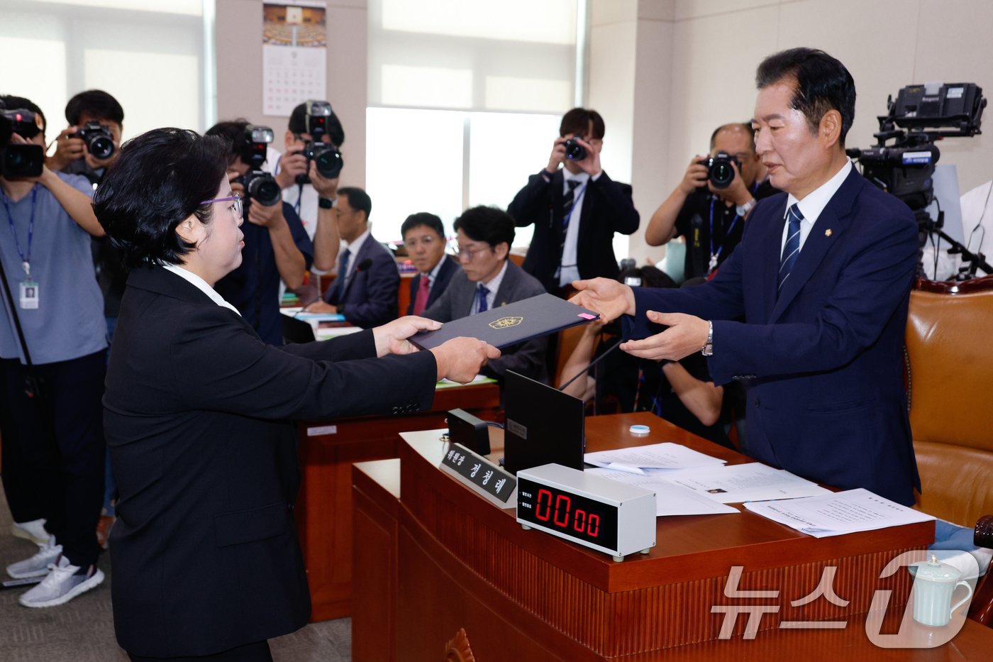 김복형 헌법재판소 재판관 후보자가 10일 오전 서울 여의도 국회 법제사법위원회에서 열린 인사청문회에서 선서를 마친 뒤 정청래 위원장에게 선서문을 제출하고 있다. 2024.9.10/뉴스1 ⓒ News1 안은나 기자