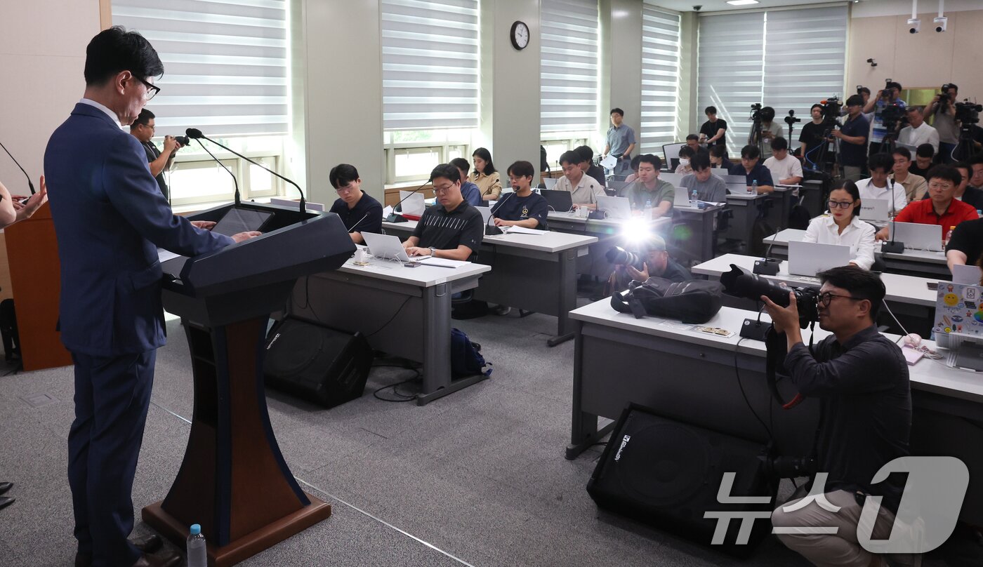 본문 이미지 - 이정우 문화체육관광부 체육국장이 10일 서울 종로구 정부서울청사 별관에서 대한배드민턴협회 조사 관련 중간 발표를 하고 있다. 2024.9.10/뉴스1 ⓒ News1 허경 기자