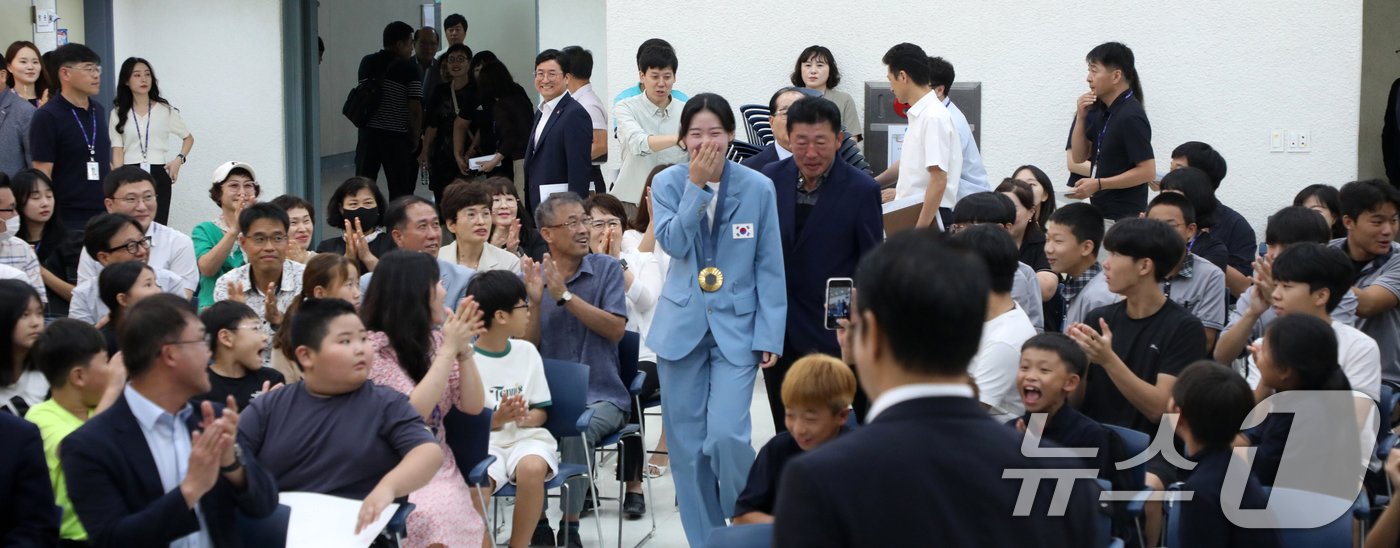 본문 이미지 - 2024 파리올림픽 사격 금메달리스트 양지인 선수가 10일 전북자치도 남원시 남원시청 강당에서 열린 환영식에서 참석자들의 환대를 받으며 입장하고 있다. 2024.9.10/뉴스1 ⓒ News1 유경석 기자