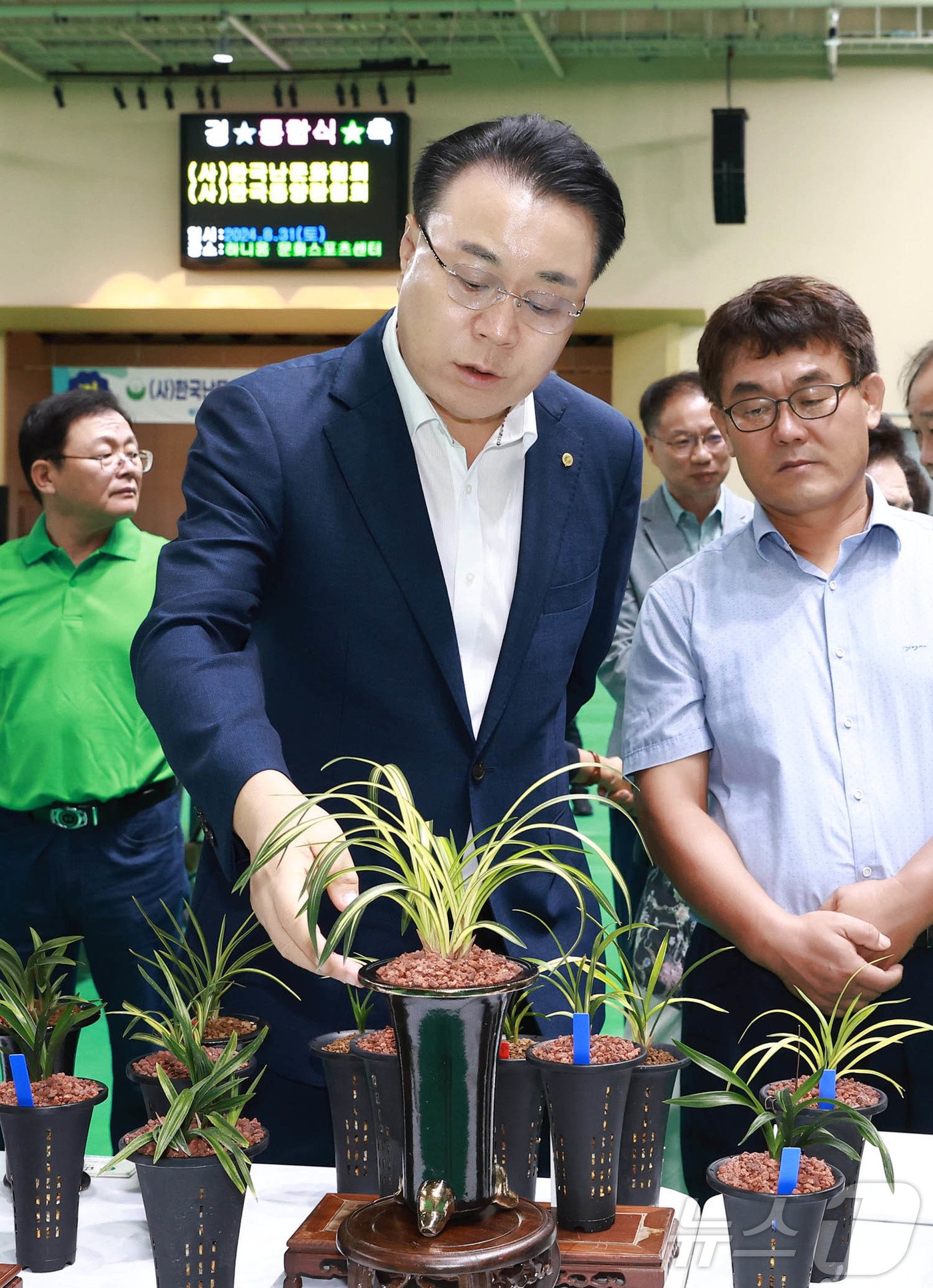 구복규 화순군수&#40;왼쪽 두번째&#41; 화순 난 명품 박람회 출품작을 살펴보고 있다. ⓒ News1