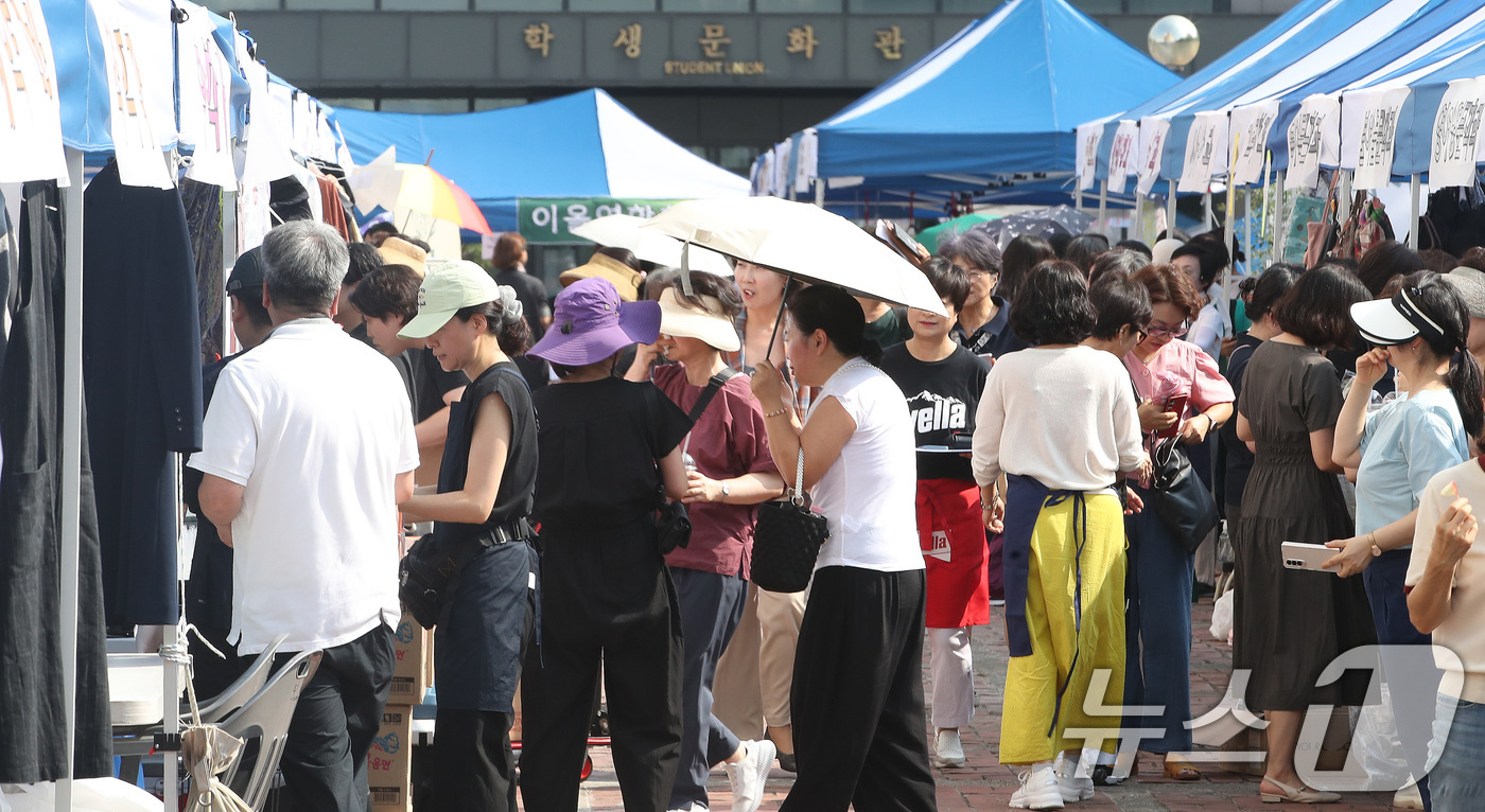 (서울=뉴스1) 임세영 기자 = 10일 서울 서대문구 이화여자대학교에서 열린 이화여대 총동창회 정기 대바자회에서 동문 및 재학생 등이 부스를 둘러보고 있다. 2024.9.10/뉴스 …