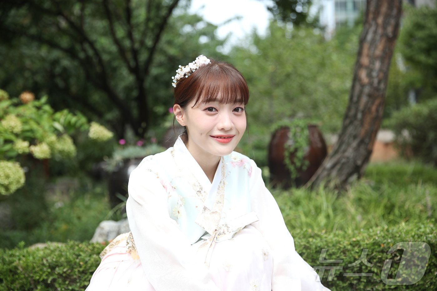 본문 이미지 - 개그맨 나현영이 10일 서울 종로구 뉴스1 인근에서 한복을 곱게 차려 입고 한가위 인사를 전하고 있다. 2024.9.10/뉴스1 ⓒ News1 권현진 기자