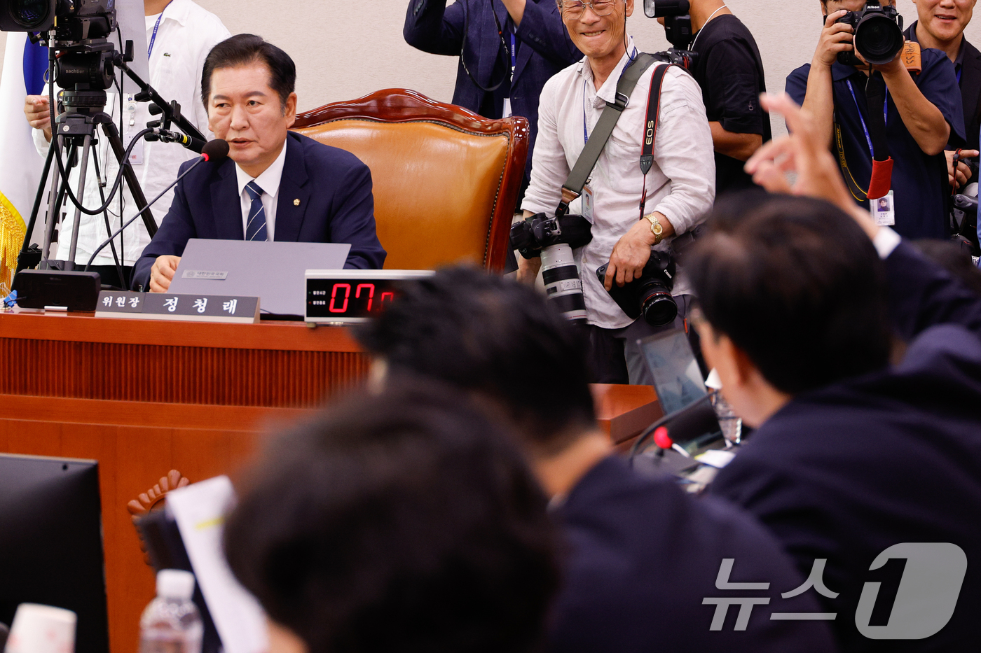 (서울=뉴스1) 안은나 기자 = 정청래 국회 법제사법위원회 위원장이 10일 오전 서울 여의도 국회에서 열린 김복형 헌법재판관 인사청문회에서 송석준 국민의힘 의원의 의사진행 발언 요 …