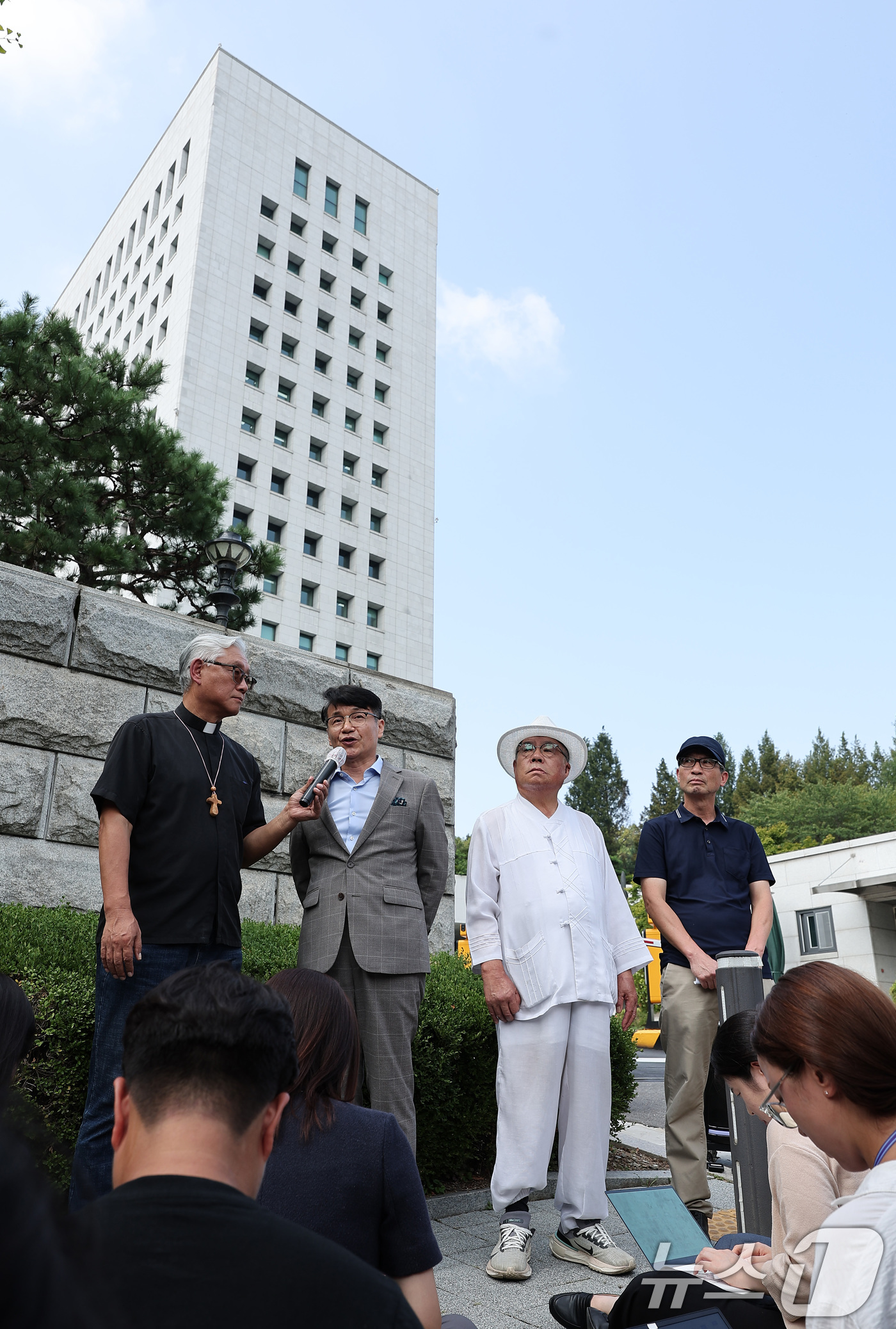 (서울=뉴스1) 김성진 기자 = 윤석열 대통령의 부인 김건희 여사에게 명품백을 건넨 최재영 목사(왼쪽 두 번째)가 10일 서울 서초구 대검찰청 앞에서 검찰의 수사심위위원회 무효 선 …