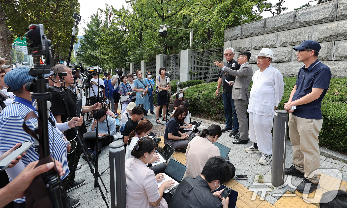 (서울=뉴스1) 김성진 기자 = 윤석열 대통령의 부인 김건희 여사에게 명품백을 건넨 최재영 목사(왼쪽 두 번째)가 10일 서울 서초구 대검찰청 앞에서 검찰의 수사심위위원회 무효 선 …