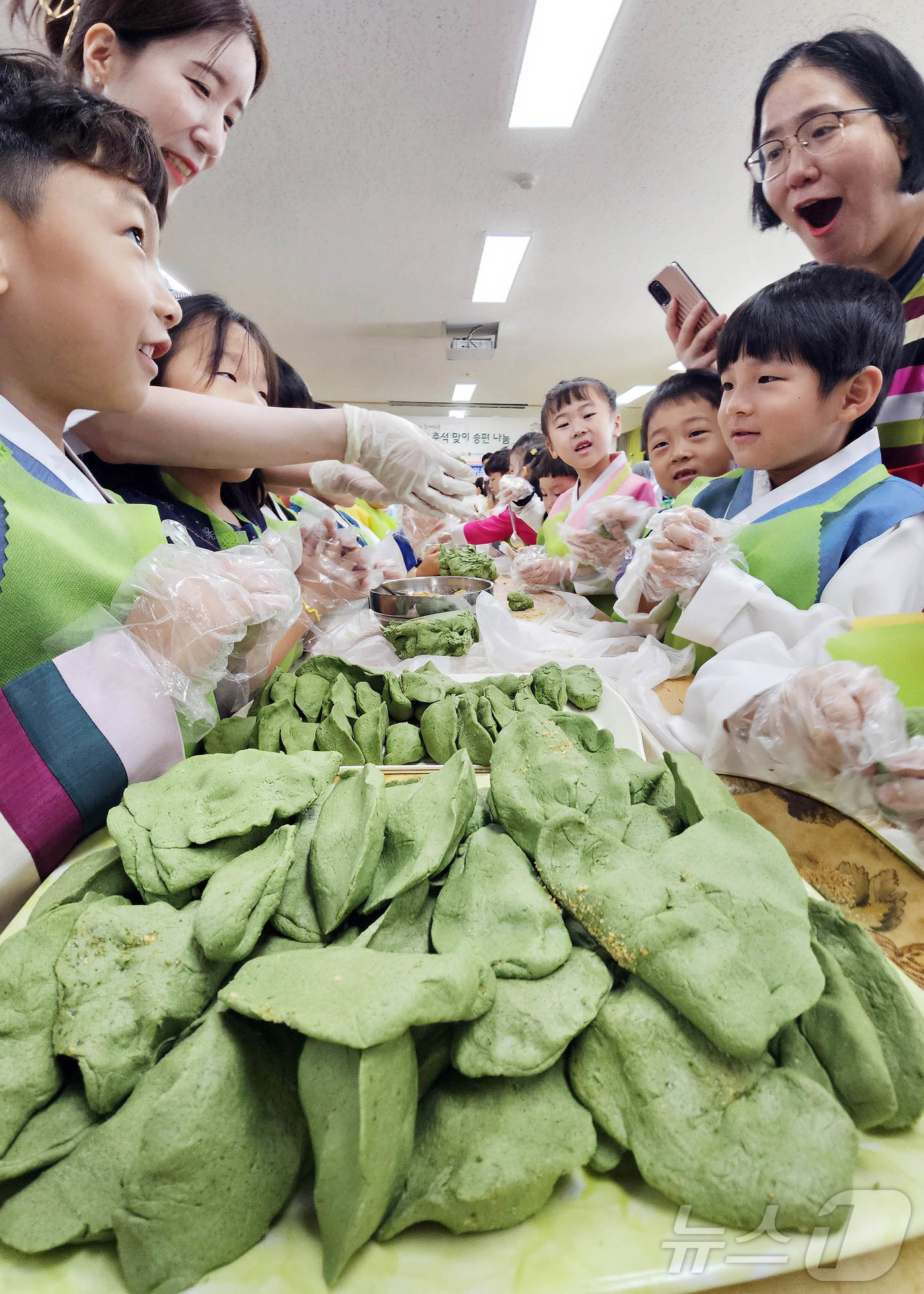 (광주=뉴스1) 박지현 기자 = 10일 광주 북구 오치2동 행정복지센터에서 열린 추석 맞이 송편 나눔 행사에서 자원봉사 캠프지기와 다문화가정, 어린이집 아이들이 한복을 차려입고 송 …