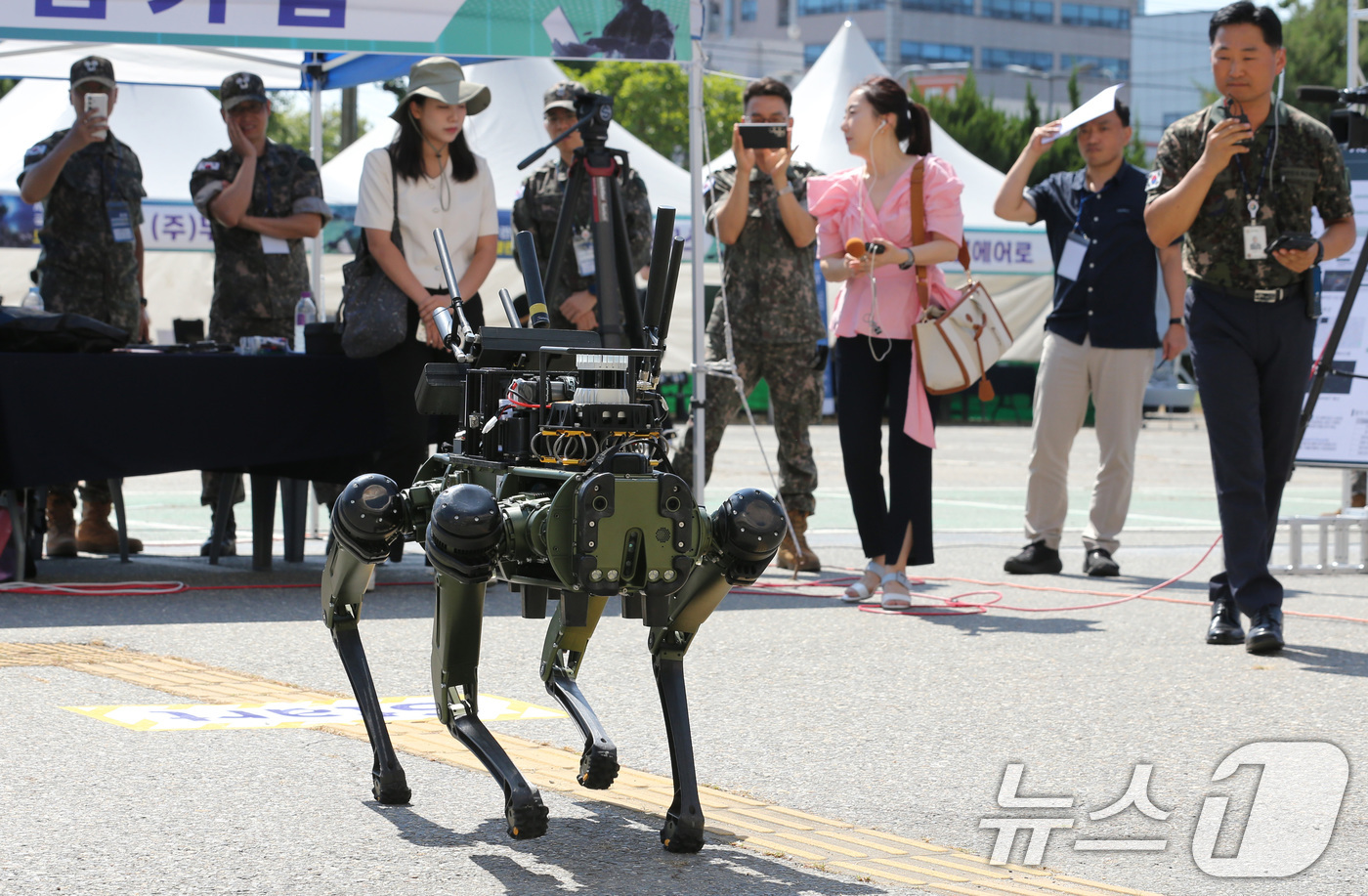(대전=뉴스1) 김기태 기자 = 10일 대전 대덕구 로봇드론지원센터에서 열린 제3회 국방부장관배 드론봇챌린지 대회에서 'vision60' 4족보행 로봇 기체가 시연하고 있다. 20 …