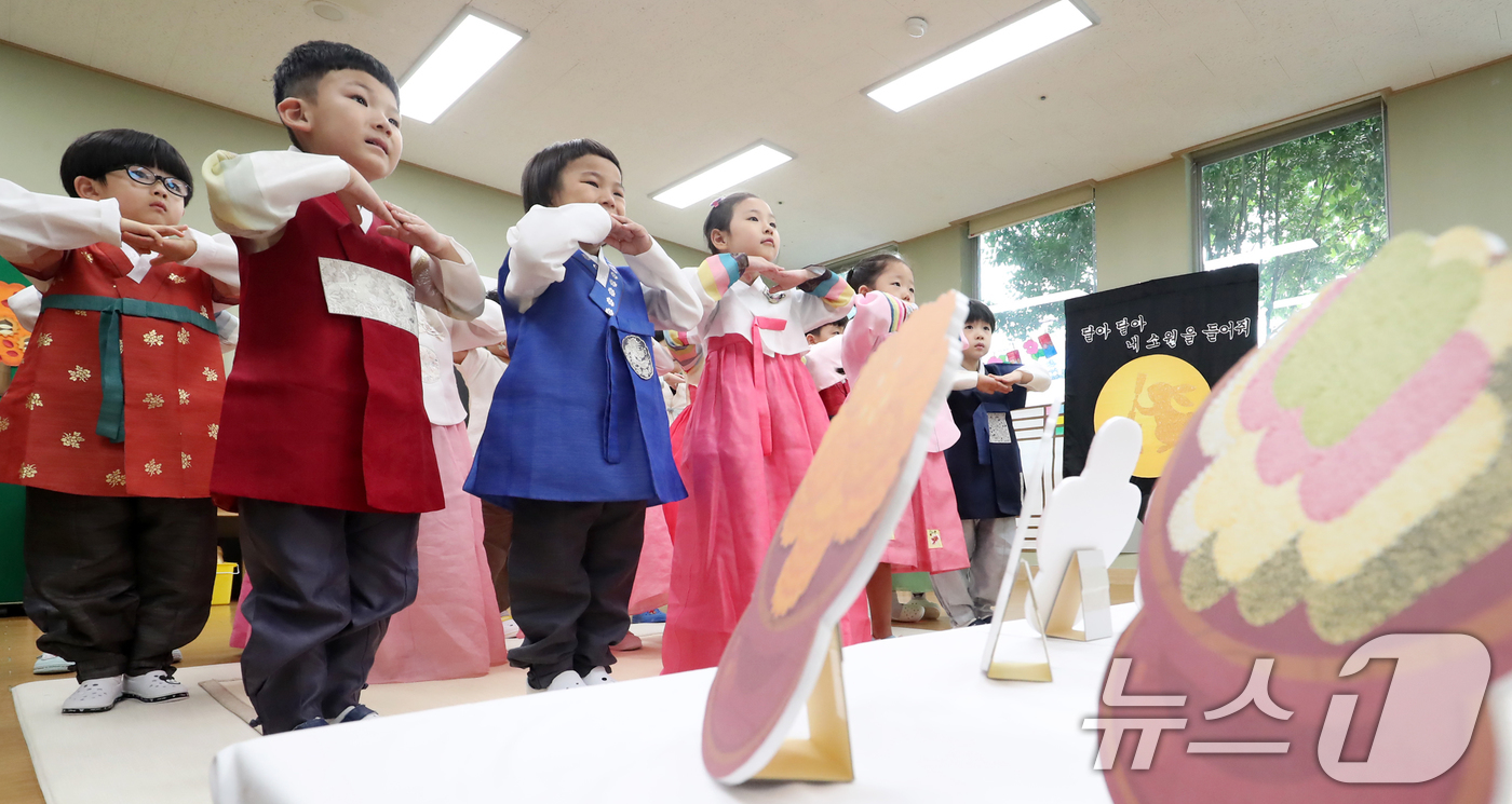 (부산=뉴스1) 윤일지 기자 = 추석 연휴를 앞둔 10일 부산진구청 어린이집에서 한복을 곱게 차려 입은 원생들이 차례 지내는 방법 등 명절 예절을 배우고 있다. 2024.9.10/ …