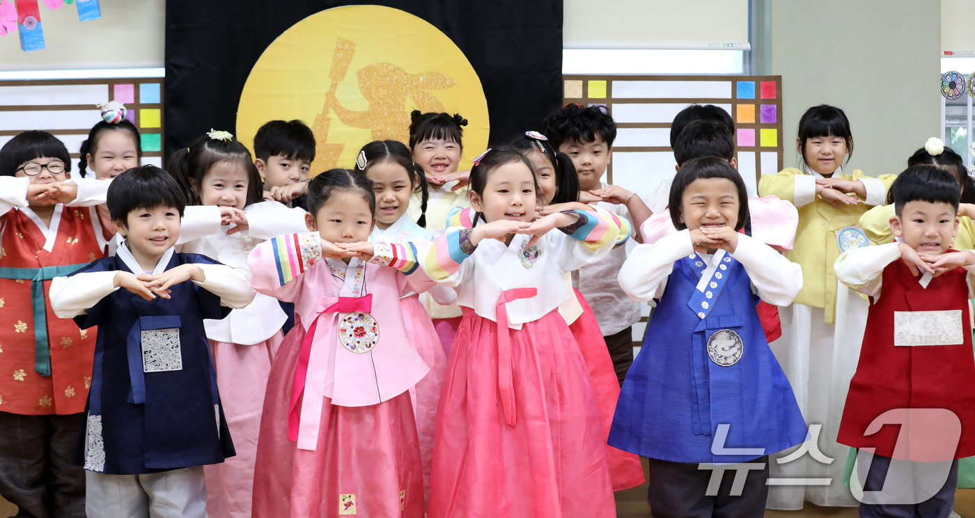 (부산=뉴스1) 윤일지 기자 = 추석 연휴를 앞둔 10일 부산진구청 어린이집에서 한복을 곱게 차려 입은 원생들이 차례 지내는 방법 등 명절 예절을 배우고 있다. 2024.9.10/ …