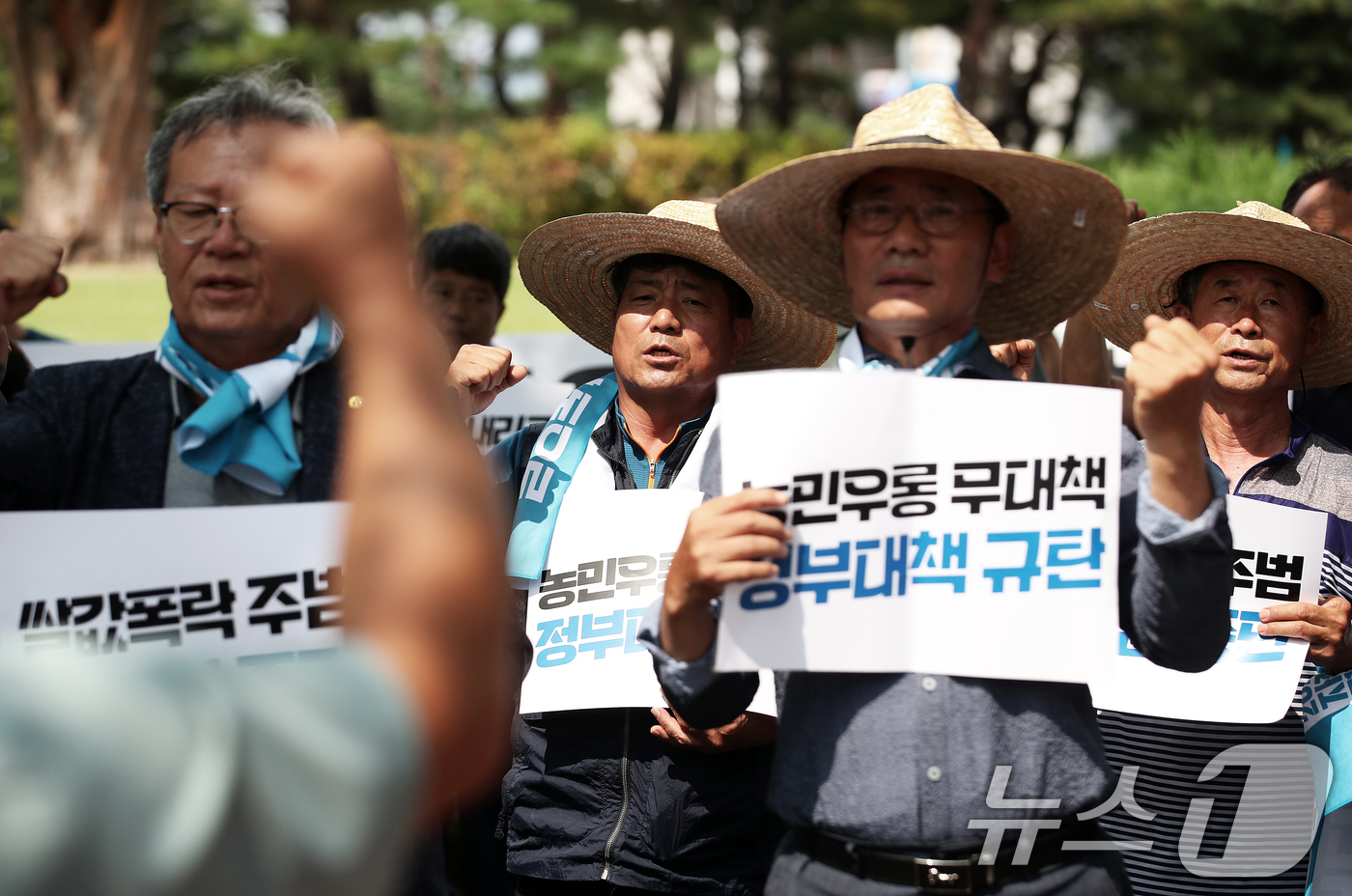 (서울=뉴스1) 오대일 기자 = 농민의길과 전국농민회총연맹 소속 농민들이 10일 오후 서울 용산구 전쟁기념관 앞에서 열린 정부 수확기 쌀 대책 규탄대회에서 쌀값 보장을 촉구하는 구 …