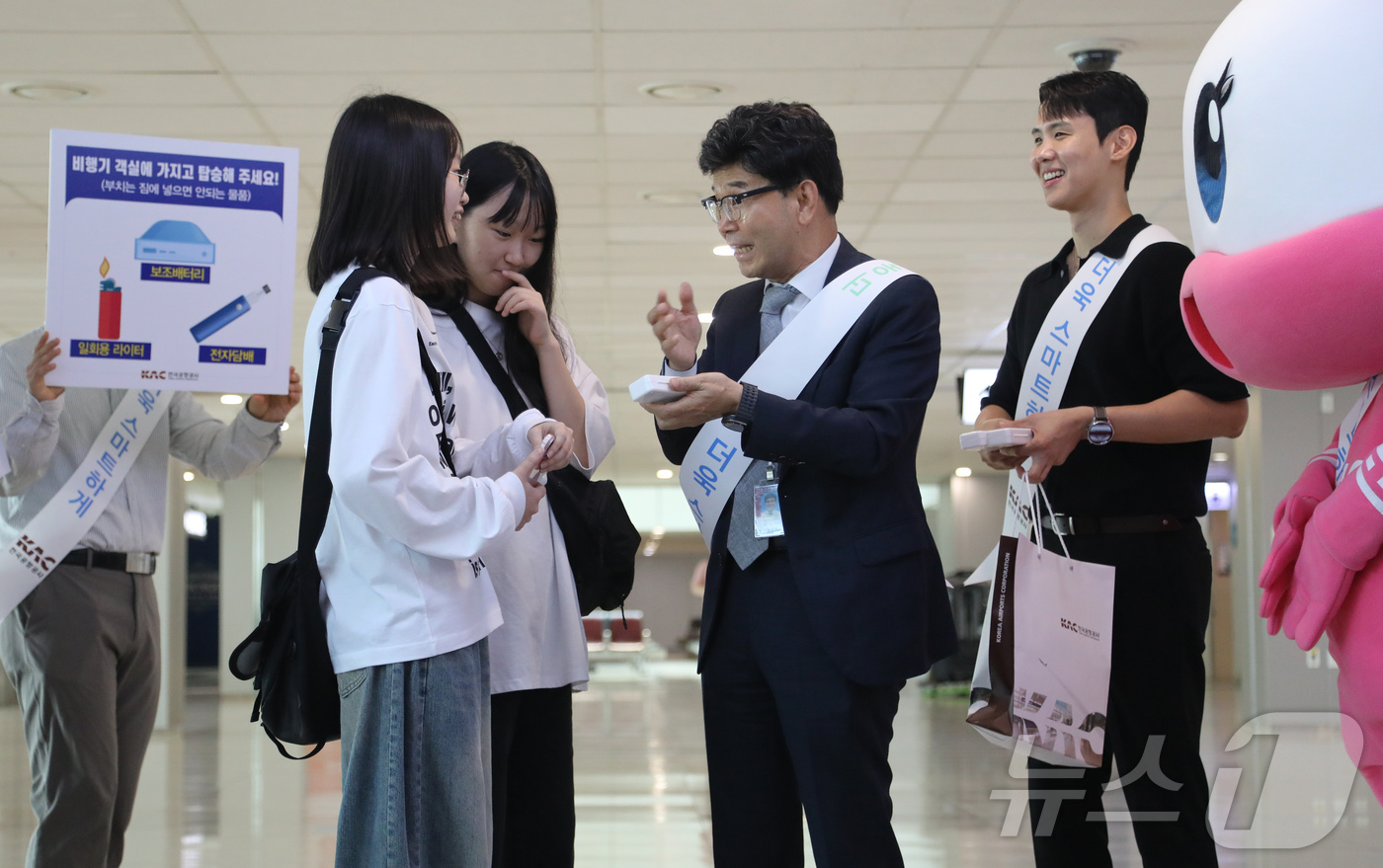 (서울=뉴스1) 유수연 기자 = 이정기 한국공항공사 사장 직무대행이 김포공항 국내선 출발장에서 바이오패스 활성화 캠페인을 실시한 후 이용객들에게 기념품을 나눠주고 있다.바이오패스는 …