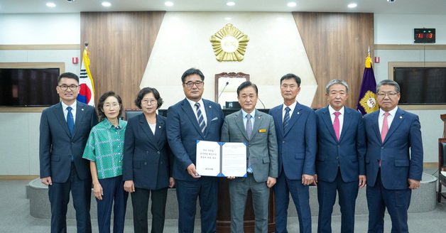 괴산터미널 도시재생 혁신지구 지정 촉구 건의문 채택.&#40;괴산군의회 제공&#41;/뉴스1