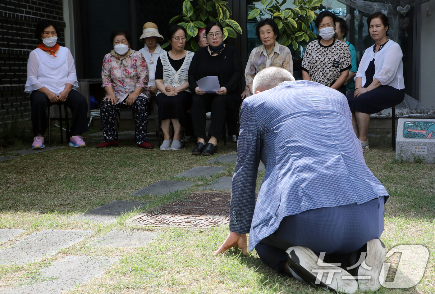 (광주=뉴스1) 이수민 기자 = 공법단체 5·18민주화운동부상자회와 공로자회가 10일 광주 남구 오월어머니집에 방문해 김형미 관장에게 사과하고 있다. 2024.9.10/뉴스1