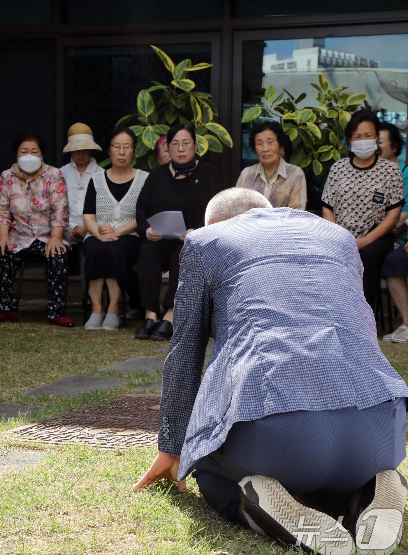 본문 이미지 - 공법단체 5·18민주화운동부상자회와 공로자회가 10일 광주 남구 오월어머니집에 방문해 김형미 관장에게 사과하고 있다. 2024.9.10/뉴스1 ⓒ News1 이수민 기자