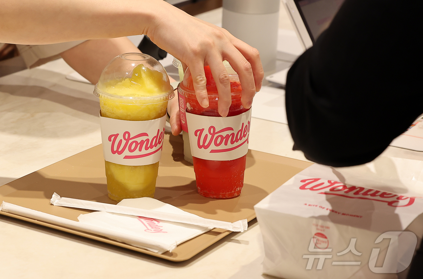 (서울=뉴스1) 김진환 기자 = 10일 SPC그룹 비알코리아가 운영하는 던킨은 국내 브랜드 출범 30주년을 맞아 새로운 프리미엄 콘셉트 프로젝트인 '원더스(Wonders)'를 론칭 …