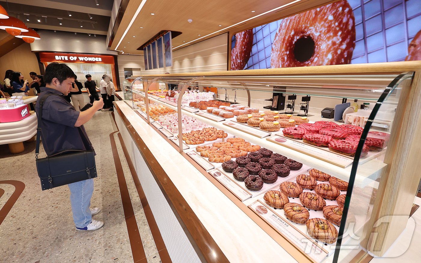 본문 이미지 - 10일 SPC그룹 비알코리아가 운영하는 던킨은 국내 브랜드 출범 30주년을 맞아 새로운 프리미엄 콘셉트 프로젝트인 '원더스(Wonders)'를 론칭하고 브랜드 혁신에 나선다고 밝혔다. 사진은 12일 오픈을 앞둔 원더스 콘셉트를 적용한 첫 플래그십 매장인 '던킨 원더스 청담' 내부에 진열된 다양한 도넛. 2024.9.10/뉴스1 ⓒ News1 김진환 기자