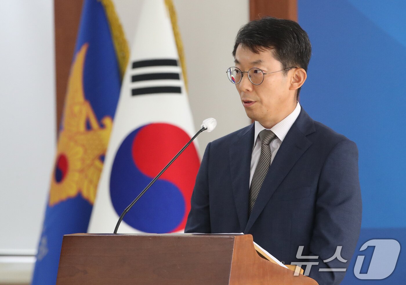 본문 이미지 - 조광현 안보수사지원과장이 10일 오후 서울 종로구 사직로 서울경찰청 회의실에서 국가핵심 반도체 기술 유출사건 관련 브리핑을 하고 있다. 2024.9.10/뉴스1 ⓒ News1 임세영 기자