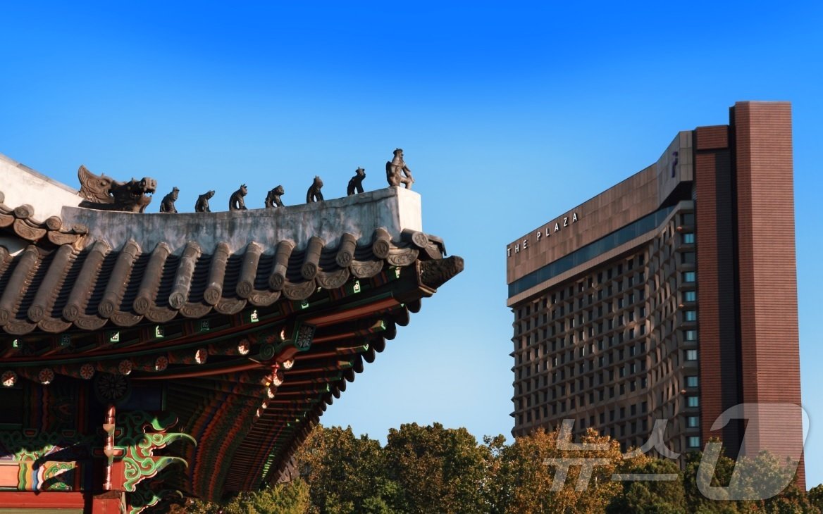 본문 이미지 - 덕수궁에서 바라보는 한화호텔앤드리조트 더 플라자 호텔의 모습.(한화호텔앤드리조트 제공)