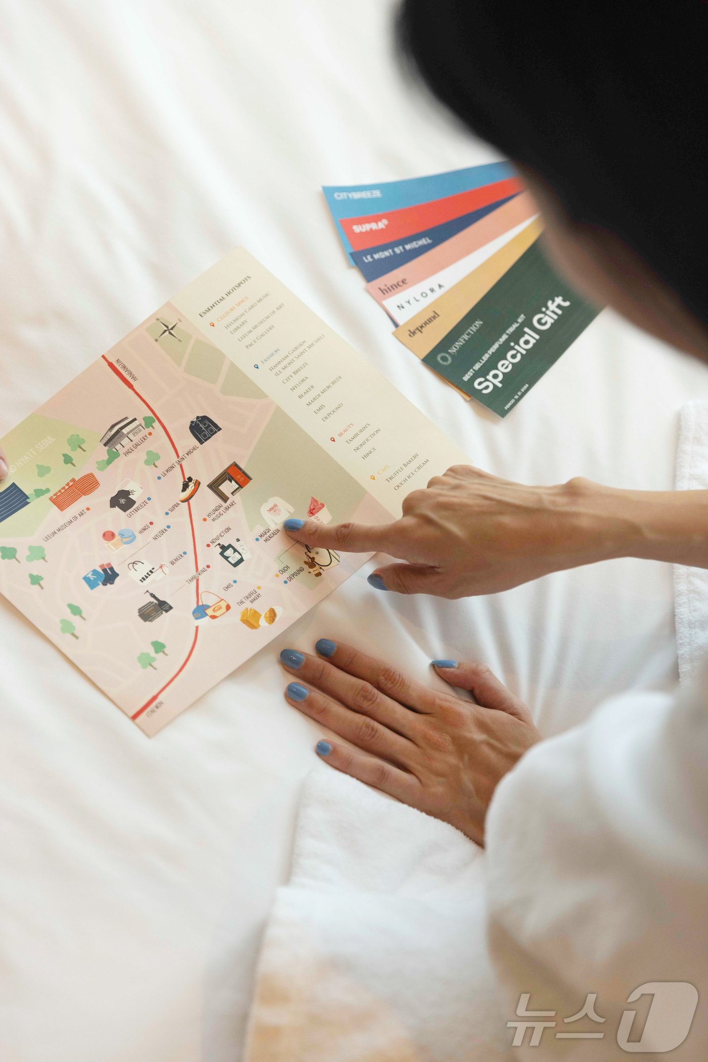 본문 이미지 - 그랜드하얏트서울의 '서울 스타일 겟어웨이' 브랜드 쿠폰북.(그랜드하얏트서울 제공)