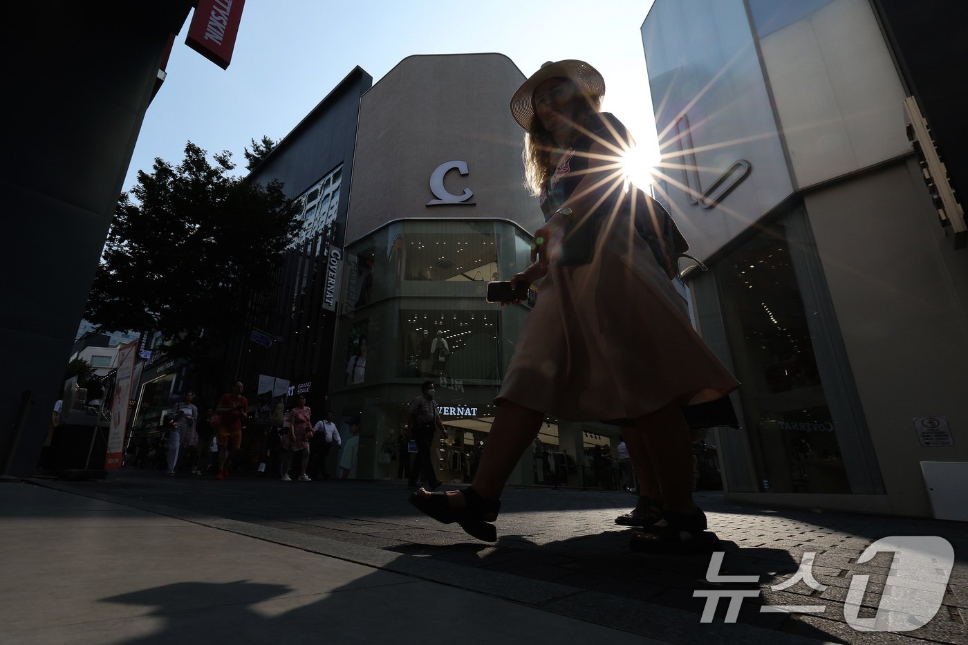 본문 이미지 - 서울 낮 최고기온이 35도까지 오른 10일 오후 서울 명동거리에서 가벼운 옷차림을 한 외국인 관광객이 땡볕을 걸어가고 있다. 기상청은 역대급 수준의 9월 폭염이 이번 주 후반까지 이어질 것으로 예보했다. 2024.9.10/뉴스1 ⓒ News1 신웅수 기자