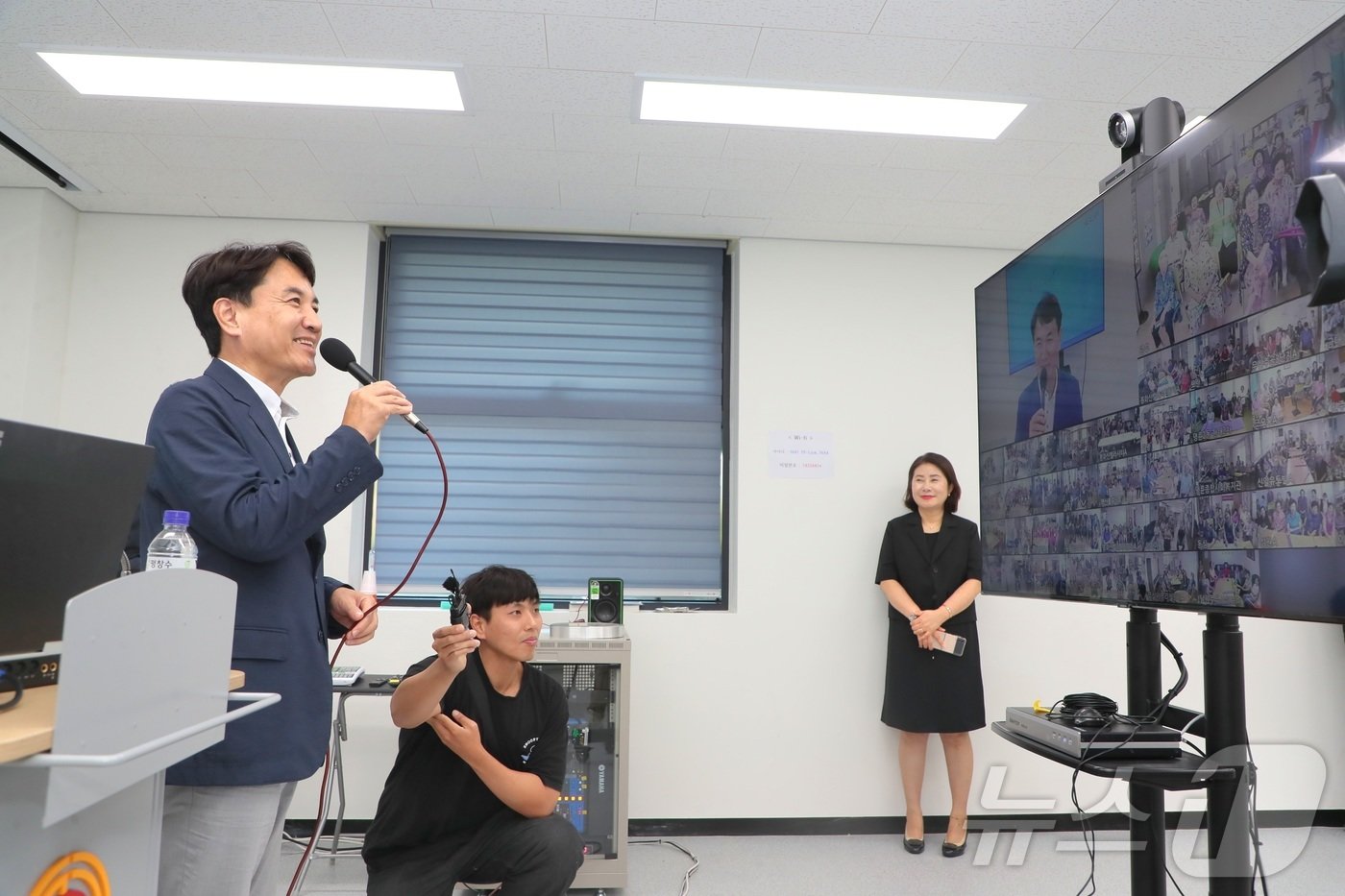 본문 이미지 - 김진태 강원지사가 10일 원주 소재 스마트 경로당 1호점을 찾아 어르신들과 간담회를 갖고 있다.(강원도 제공) 2024.9.10/뉴스1