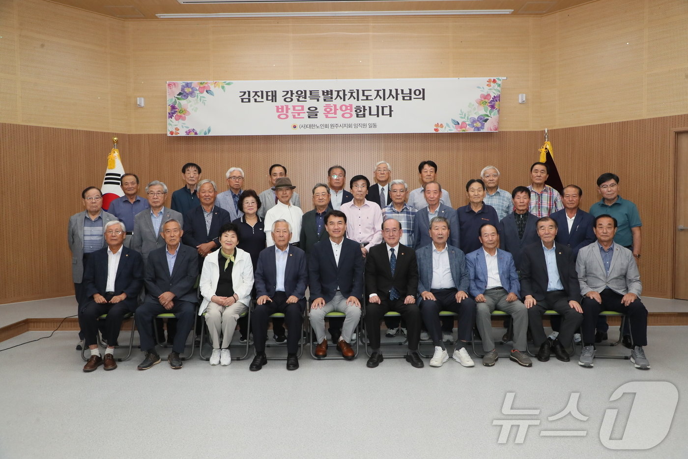 본문 이미지 - 김진태 강원지사가 10일 원주 소재 스마트 경로당 1호점을 찾아 노인들과 기념촬영을 하고 있다.(강원도 제공) 2024.9.10/뉴스1