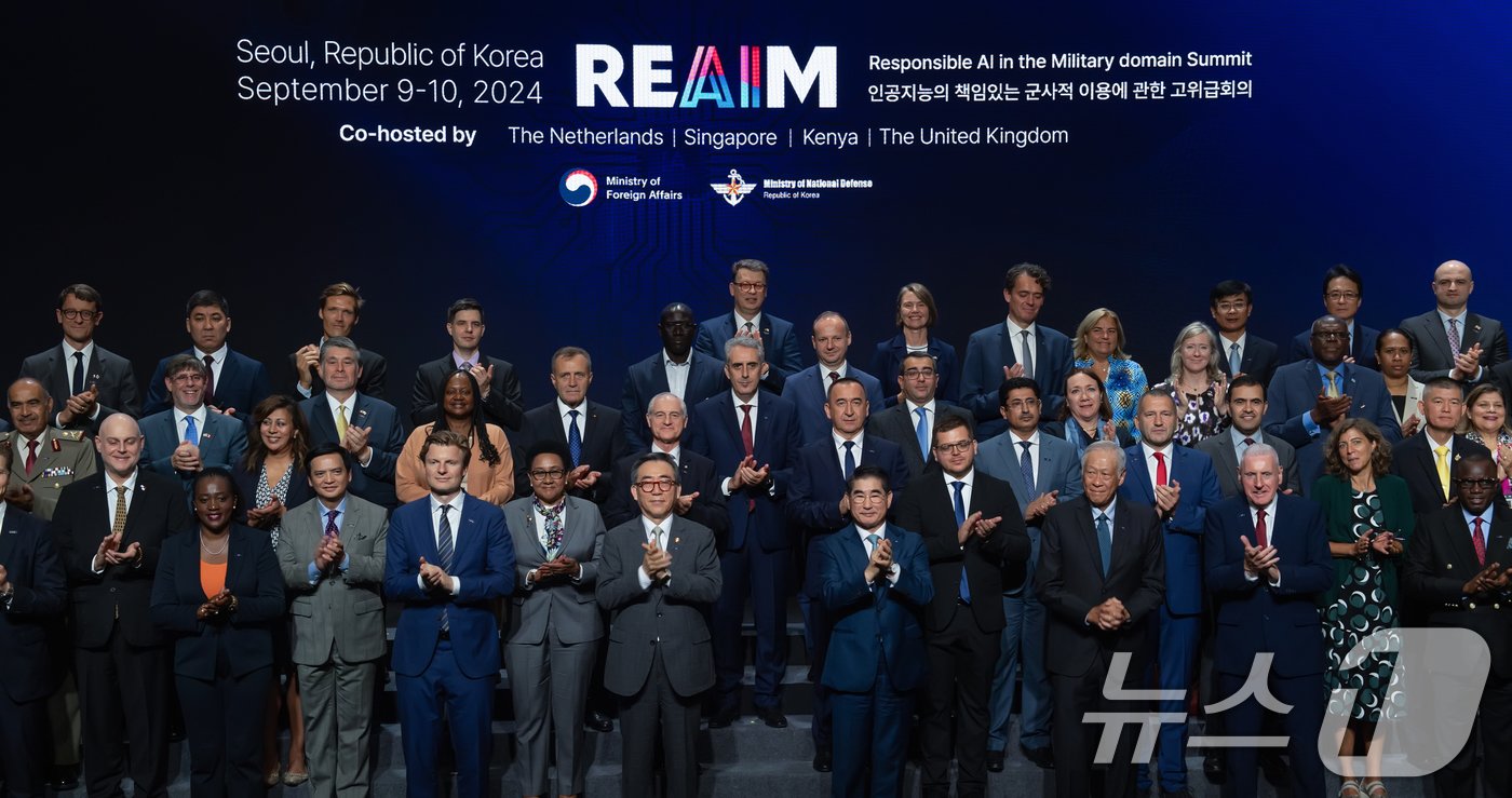 본문 이미지 - 10일 오후 서울 중구 웨스틴조선호텔에서 열린 '2024 제2차 인공지능(AI)의 책임 있는 군사적 이용에 관한 고위급회의'(REAIM 고위급회의) 라운드테이블에서 김용현 국방부 장관과 조태열 외교부 장관 등 참석자들이 기념촬영을 하고 있다. (국방부 제공) 2024.9.10/뉴스1