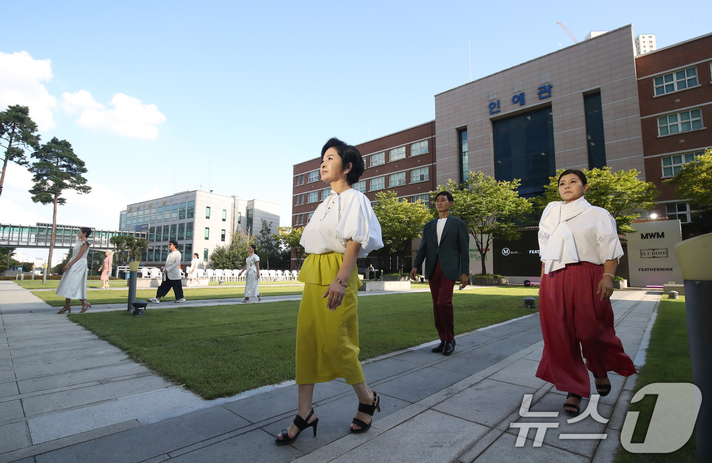 (대구=뉴스1) 공정식 기자 = 10일 대구 남구 영남이공대 천마광장에서 열린 '대구 남구청과 영남이공대가 함께하는 시니어 모델 패션쇼' 최종 리허설에서 의상을 차려입은 시니어 모 …