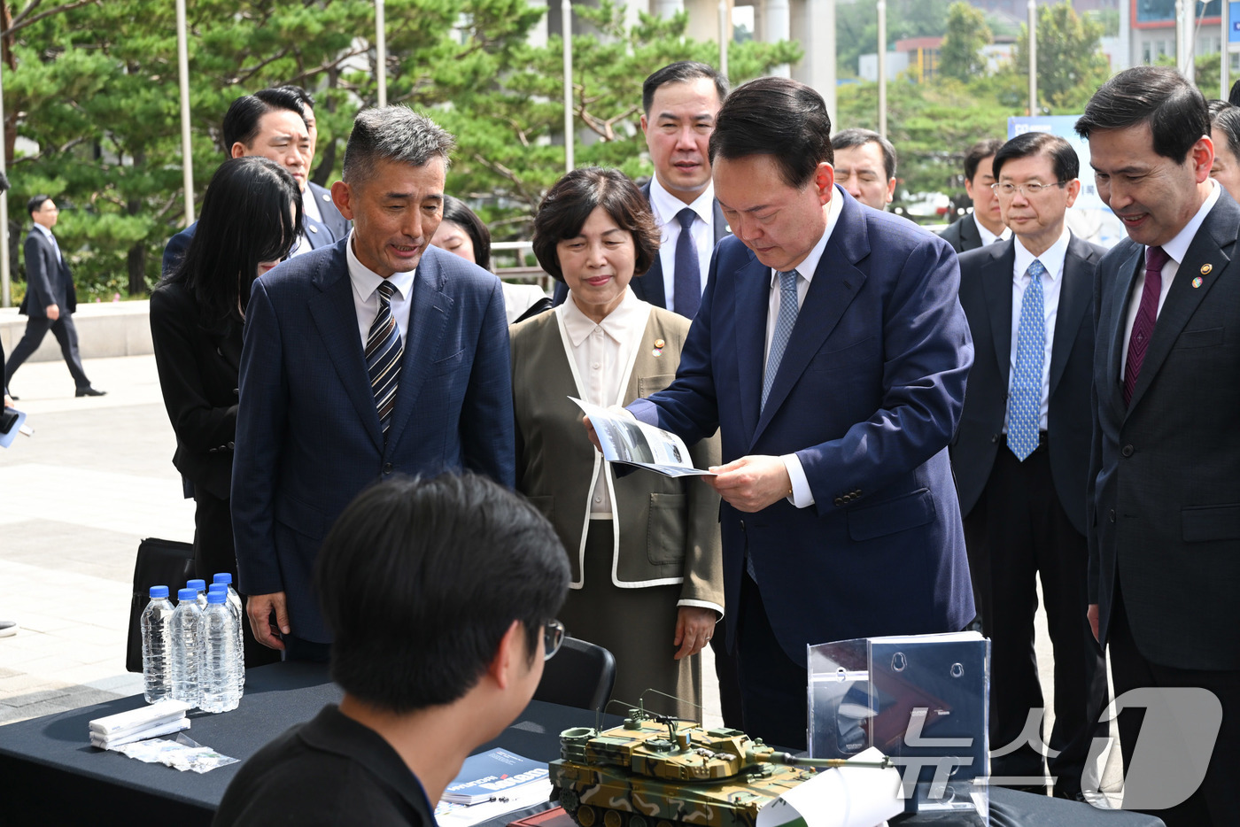 (서울=뉴스1) 박지혜 기자 = 윤석열 대통령이 10일 서울 용산구 전쟁기념관 평화의광장에서 열린 '2024 제대군인 취·창업 박람회'를 깜짝 방문해 부스를 둘러보고 있다. (대통 …