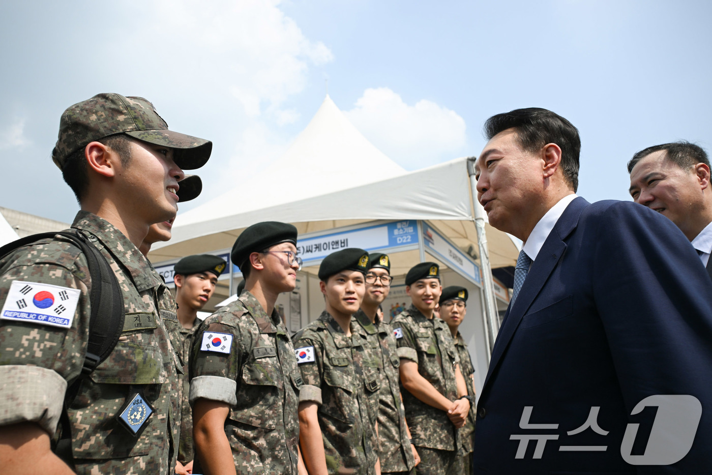 (서울=뉴스1) 박지혜 기자 = 윤석열 대통령이 10일 서울 용산구 전쟁기념관 평화의광장에서 열린 '2024 제대군인 취·창업 박람회'를 깜짝 방문해 장병들과 인사를 나누고 있다. …