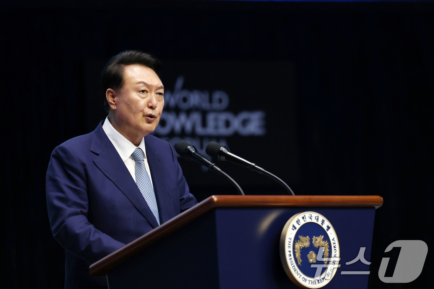 (서울=뉴스1) 박지혜 기자 = 윤석열 대통령이 10일 인천 영종도 인스파이어 아레나에서 매일경제신문 주최로 열린 '제25회 세계지식포럼'에서 축사를 하고 있다. (대통령실 제공) …