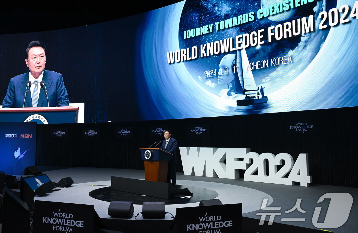 (서울=뉴스1) 박지혜 기자 = 윤석열 대통령이 10일 인천 영종도 인스파이어 아레나에서 매일경제신문 주최로 열린 '제25회 세계지식포럼'에서 축사를 하고 있다. (대통령실 제공) …