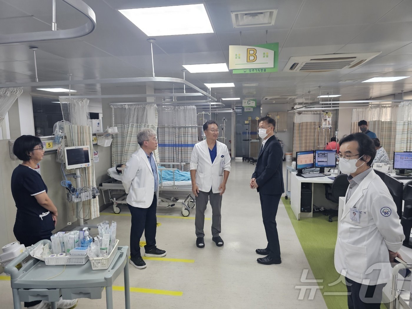 본문 이미지 - 10일 광주기독병원을 방문한 대통령실 관계자들이 의료 현장을 점검하고 있다.&#40;광주기독병원 제공&#41; 2024.9.10