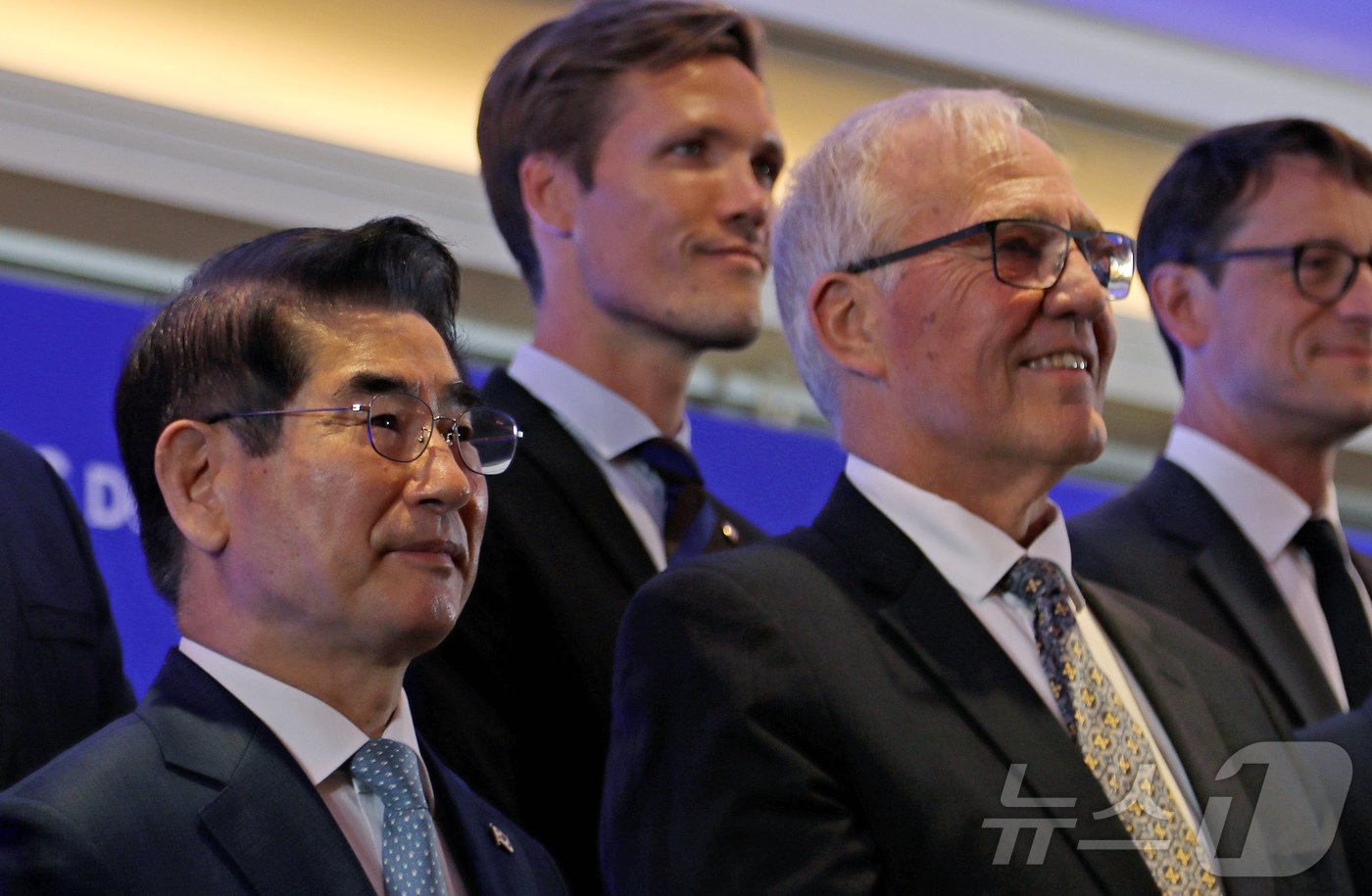 본문 이미지 - 김용현 국방부 장관과 빌 블레어&#40;Bill Blair&#41; 캐나다 국방장관이 10일 오후 서울 중구 롯데호텔에서 열린 &#39;제2차 한-유엔사회원국 국방장관회의&#39;에서 기념 촬영을 하고 있다. 2024.9.10/뉴스1 ⓒ News1 유수연 기자