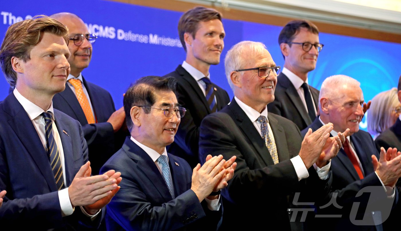본문 이미지 - 김용현 국방부 장관과 빌 블레어(Bill Blair) 캐나다 국방장관이 10일 오후 서울 중구 롯데호텔에서 열린 '제2차 한-유엔사회원국 국방장관회의'에서 참가국 국방 장차관들과 기념 촬영을 하고 있다. 한국과 캐나다 국방장관이 공동 주최한 이번 회의에서는 한반도 및 국제안보환경을 평가하고 연대를 강화하기 위한 방안들을 논의할 계획이다. 2024.9.10/뉴스1 ⓒ News1 유수연 기자