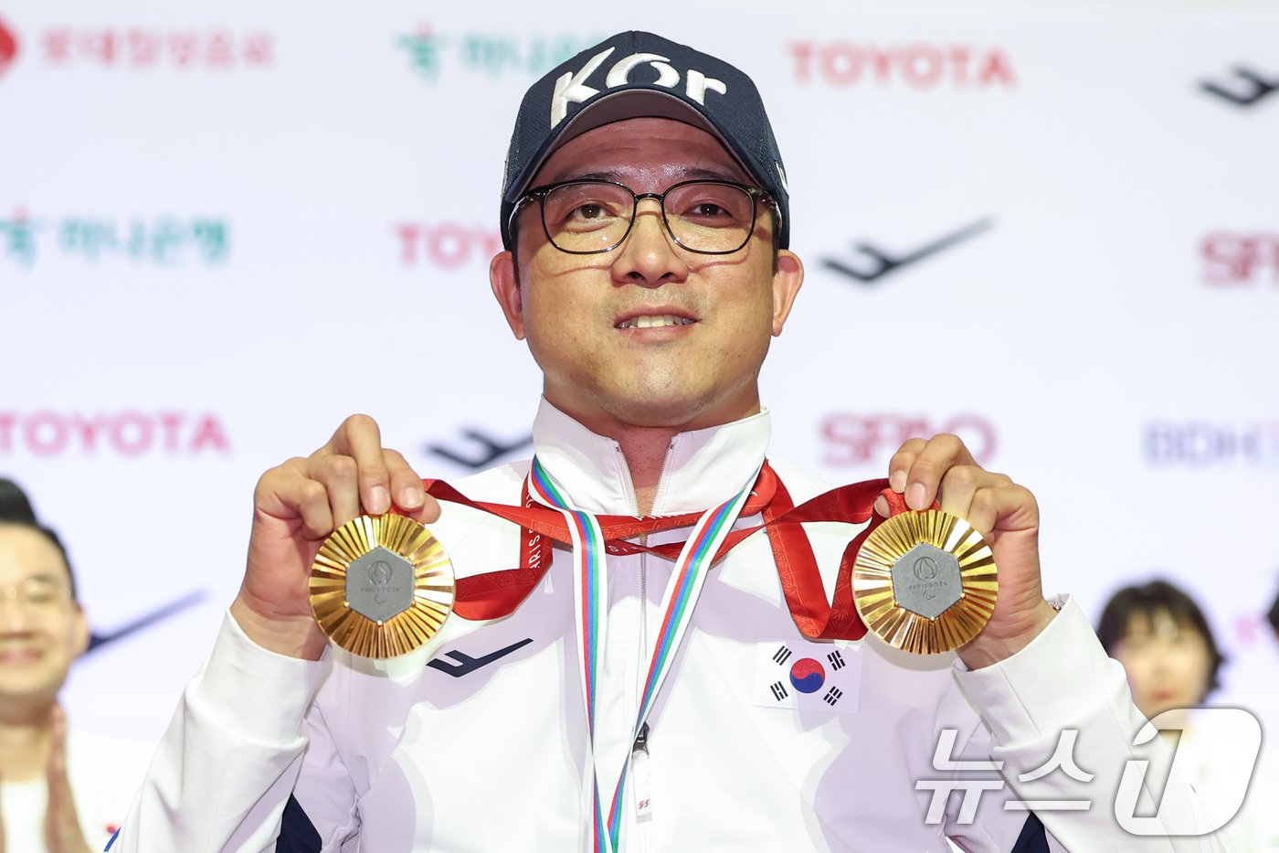 본문 이미지 - 2024 파리 패럴림픽 대한민국 사격대표팀 박진호가 10일 오후 인천공항에서 열린 해단식에서 MVP에 선정돼 금메달을 목에 걸고 기념촬영을 하고 있다. 우리나라는 이번 대회에서 금메달 6개, 은메달 10개, 동메달 14개로 종합 22위에 올랐다. 2024.9.10/뉴스1 ⓒ News1 민경석 기자