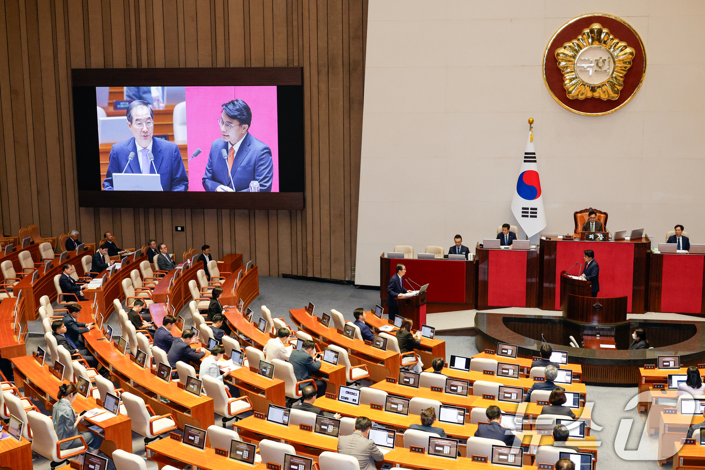 (서울=뉴스1) 안은나 기자 = 한덕수 국무총리가 10일 오후 서울 여의도 국회 본회의장에서 윤상현 국민의힘 의원의 외교·통일·안보 분야 대정부질문에 답하고 있다. 2024.9.1 …