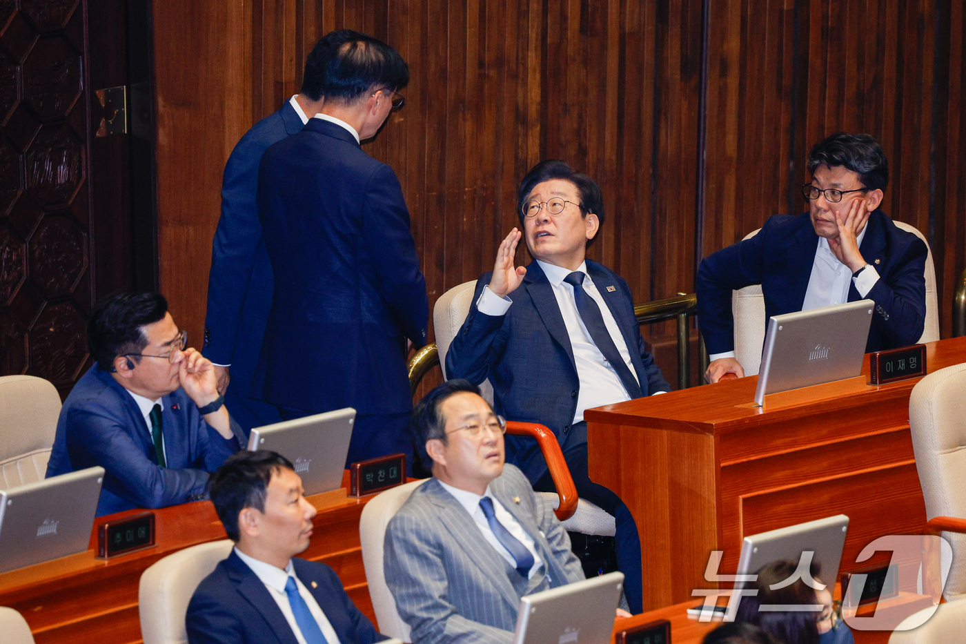 (서울=뉴스1) 안은나 기자 = 이재명 더불어민주당 대표가 10일 오후 서울 여의도 국회 본회의장에서 외교·통일·안보 분야 대정부질문 중 신정훈 행정안전위원장, 이해식 당대표 비서 …