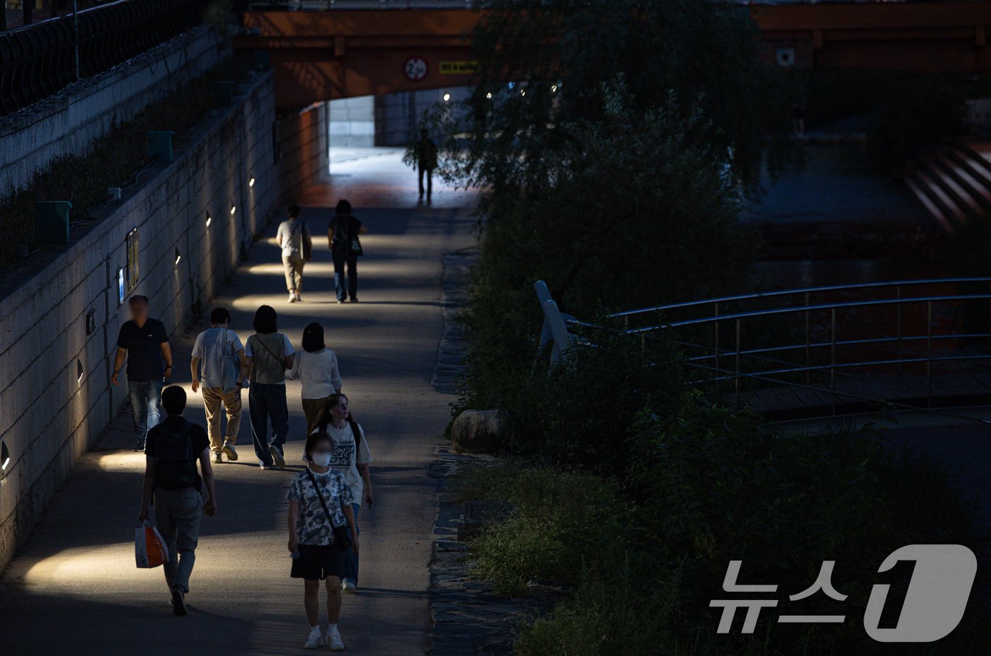 본문 이미지 - 서울에 사상 첫 9월 폭염 경보가 발령된 10일 오후 서울 중구 청계천을 찾은 시민들이 더위를 식히고 있다. 기상청은 이번 무더위가 수요일인 11일까지 이어진 뒤 일시적으로 해제됐다가 추석 명절 연휴인 15~16일쯤 다시 기승을 부릴 것으로 보고 있다. 2024.9.10/뉴스1 ⓒ News1 이재명 기자