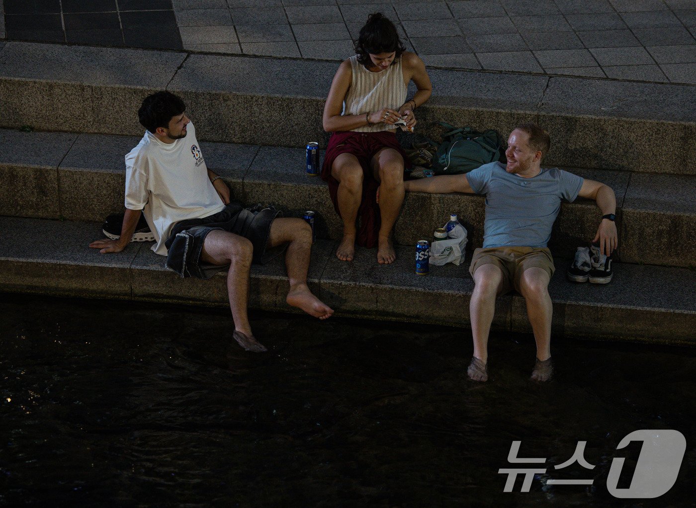 본문 이미지 - 서울에 사상 첫 9월 폭염 경보가 발령된 10일 오후 서울 중구 청계천을 찾은 시민들이 더위를 식히고 있다. 기상청은 이번 무더위가 수요일인 11일까지 이어진 뒤 일시적으로 해제됐다가 추석 명절 연휴인 15~16일쯤 다시 기승을 부릴 것으로 보고 있다. 2024.9.10/뉴스1 ⓒ News1 이재명 기자