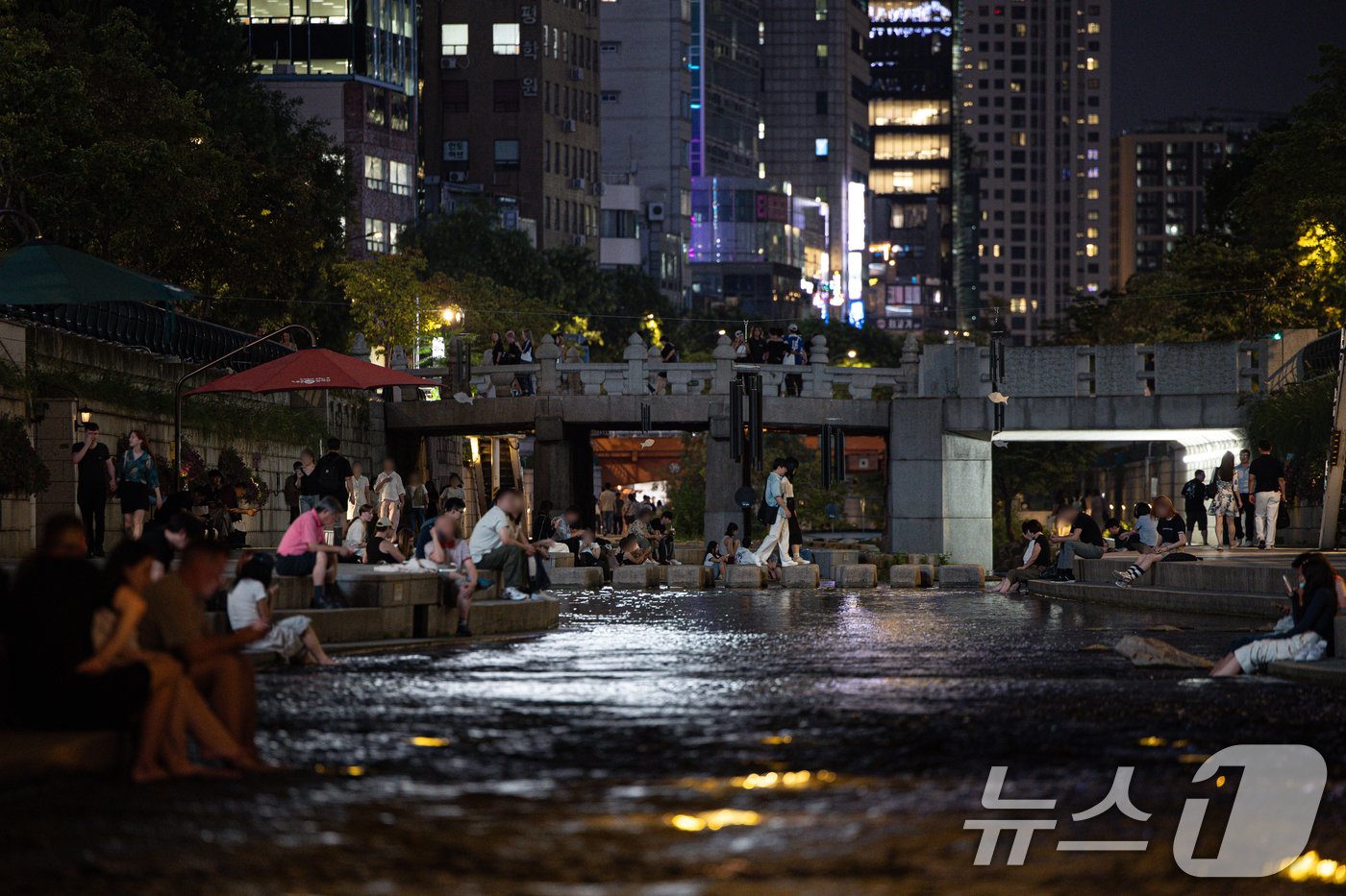 서울에 사상 첫 9월 폭염 경보가 발령된 10일 오후 서울 중구 청계천을 찾은 시민들이 더위를 식히고 있다. 기상청은 이번 무더위가 수요일인 11일까지 이어진 뒤 일시적으로 해제됐다가 추석 명절 연휴인 15~16일쯤 다시 기승을 부릴 것으로 보고 있다. 2024.9.10/뉴스1 ⓒ News1 이재명 기자