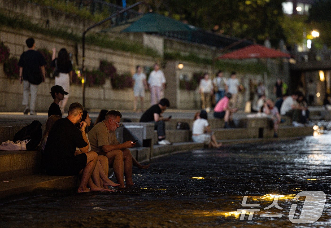 본문 이미지 - 서울에 사상 첫 9월 폭염 경보가 발령된 10일 오후 서울 중구 청계천을 찾은 시민들이 더위를 식히고 있다. 기상청은 이번 무더위가 수요일인 11일까지 이어진 뒤 일시적으로 해제됐다가 추석 명절 연휴인 15~16일쯤 다시 기승을 부릴 것으로 보고 있다. 2024.9.10/뉴스1 ⓒ News1 이재명 기자