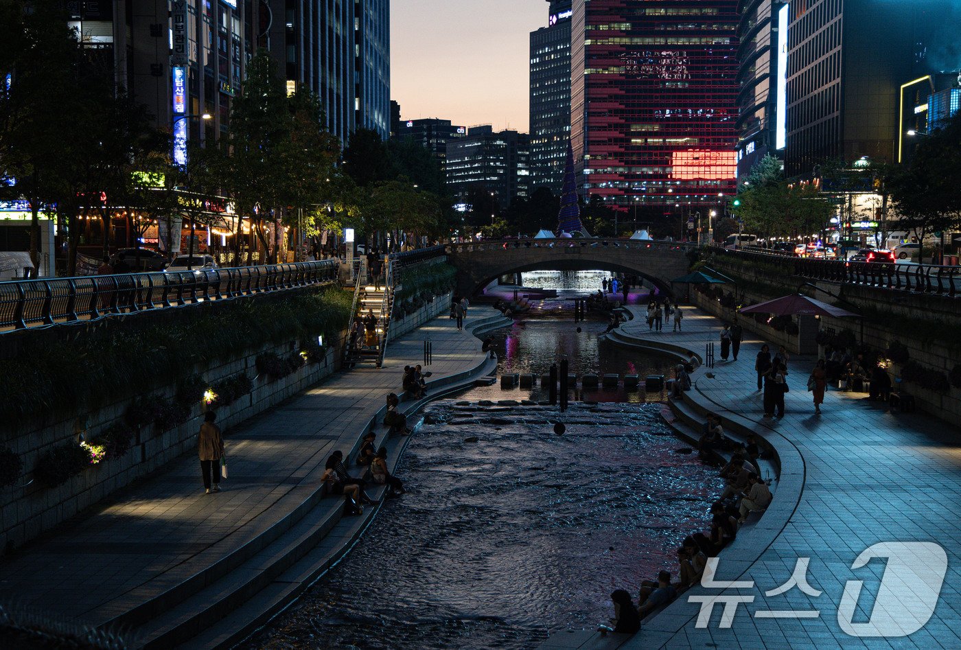 본문 이미지 - 서울에 사상 첫 9월 폭염 경보가 발령된 10일 오후 서울 중구 청계천을 찾은 시민들이 더위를 식히고 있다. 기상청은 이번 무더위가 수요일인 11일까지 이어진 뒤 일시적으로 해제됐다가 추석 명절 연휴인 15~16일쯤 다시 기승을 부릴 것으로 보고 있다. 2024.9.10/뉴스1 ⓒ News1 이재명 기자